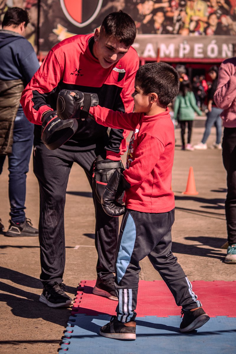 ColonOficial's tweet photo. ❤️🖤
En el evento por el día de la niñez, se acercó Alan Crenz a compartir un momento con los niños y niñas que participan.

😉 Un campeón enseñándole a futuros campeones. https://t.co/w4RFcCGTDJ
