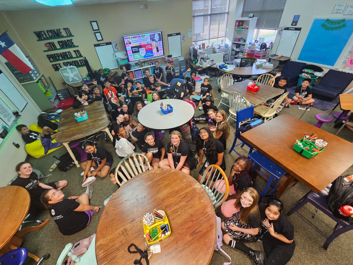 MrsRootJRE's tweet photo. black house was rally ready!  #jrerocks #Alturismo #blackoutonyourblock #houseofgivers https://t.co/EeRT0Cus5e