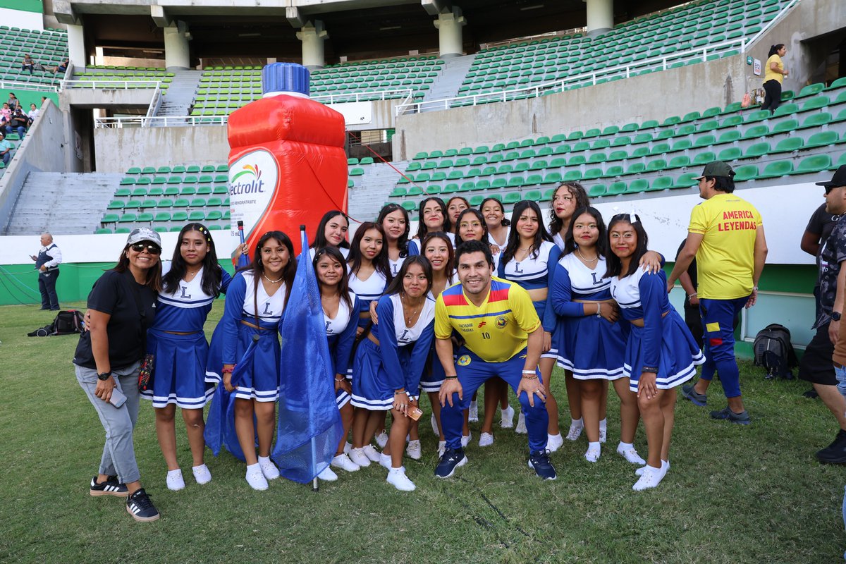 Cobaem_Morelos's tweet photo. 🎉⚽️🥅 En una tarde llena de pasión por el deporte, directivos, alumnas y alumnos que conforman la Lions Machine Band, así como las bastoneras #Plantel04 de #Cuatla del #COBAEM, asistieron al Cuadrangular de Leyendas, en el Estadio Agustín Coruco Díaz en Zacatepec, Morelos. https://t.co/iwH3Pj3fMb
