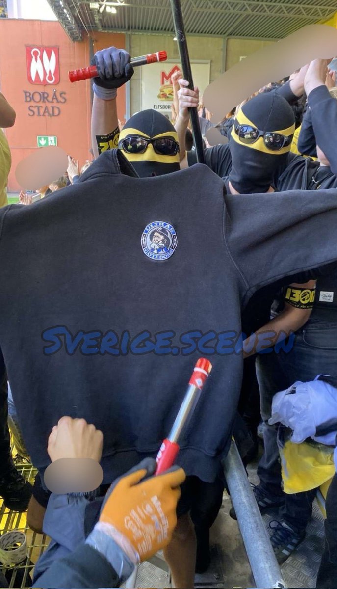 Sektion U Elfsborg Med En Ultras G teborg Tr ja Som Dom ven Eldade sektion-u-elfsborg-med-en-ultras-g-teborg-tr-ja-som-dom-ven-eldade