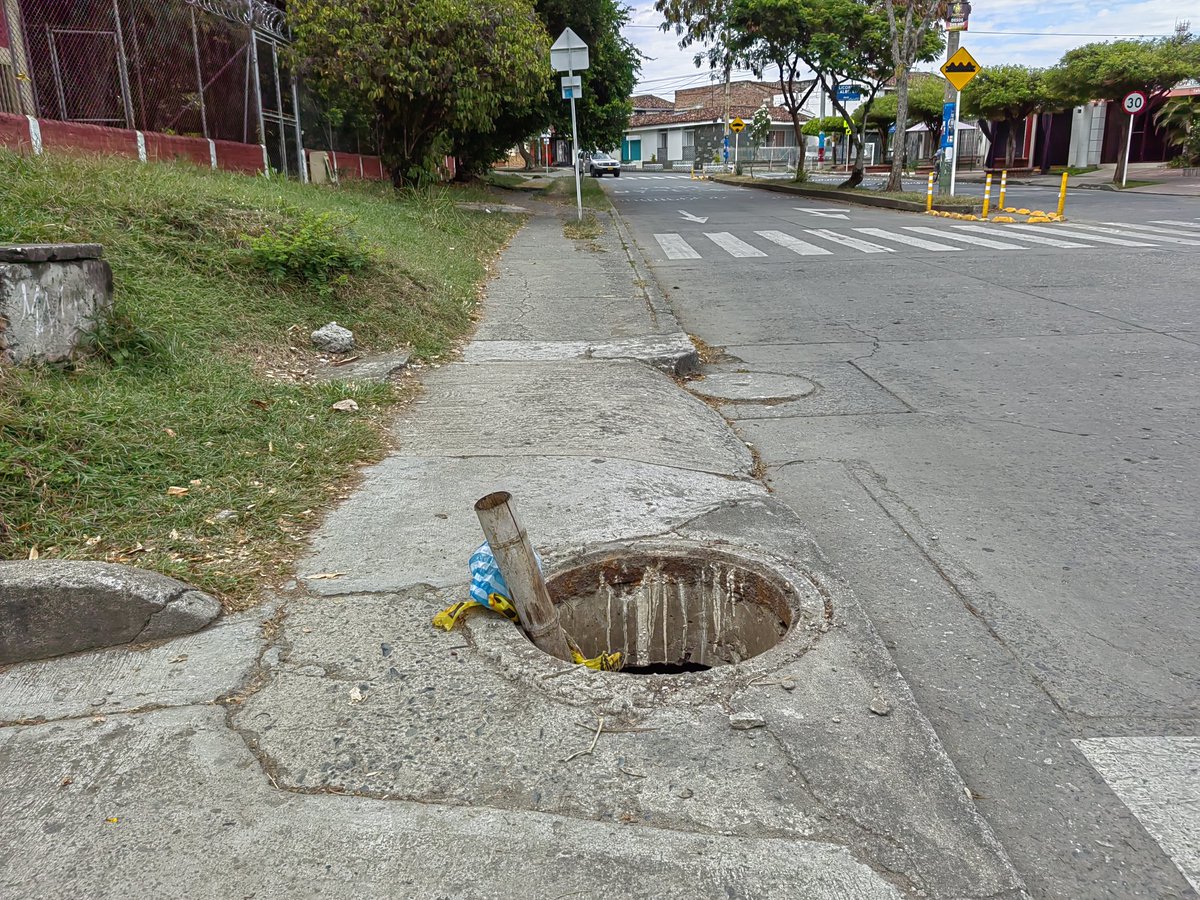 contactovalle's tweet image. Alerta de hueco. Se robaron la tapa y se convirtió en un paso mortal, la cra 9 con calles 1 y 0 sur, en #BugaValle