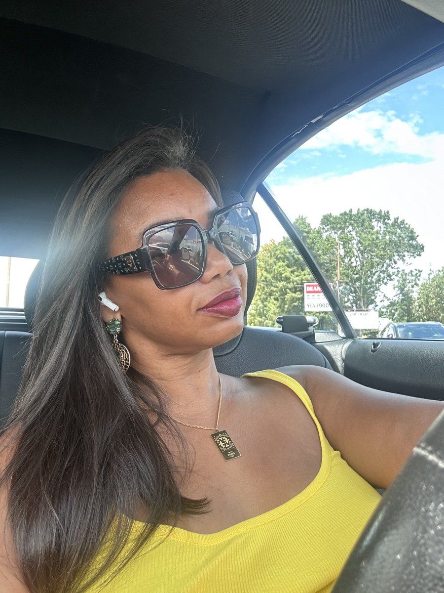 TammyESTWICK's tweet photo. #ColorOfTheDay: Yellow, Black and Gold 
Happy #SaintsSunday, here comes trouble https://t.co/GeTPggO6ey