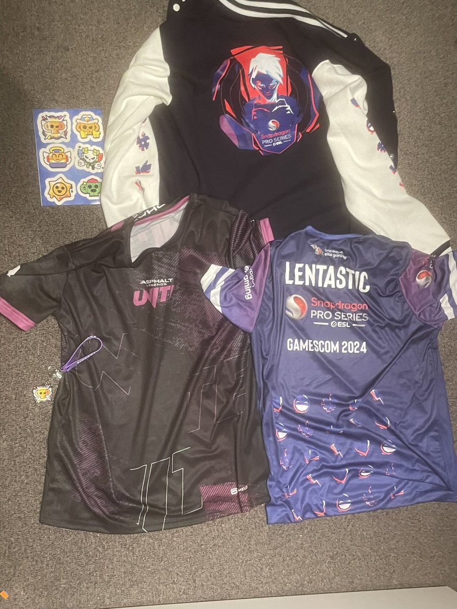 LenTastic tweet media