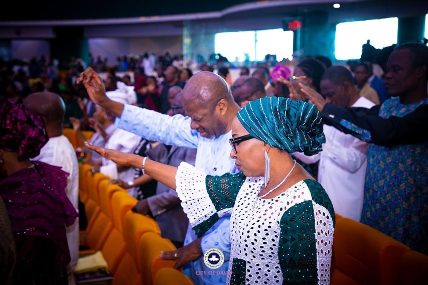 RCCGCityofDavid's tweet photo. A solemn moment of ๐๐ฅ๐ฎ๐ ๐๐ as we basked in the presence of God.
#PlugUn
#CODSunriseService
#CODSunshineService
#PlugINService
#TrinityTowers
#CODOnline https://t.co/Za7crc1K1s