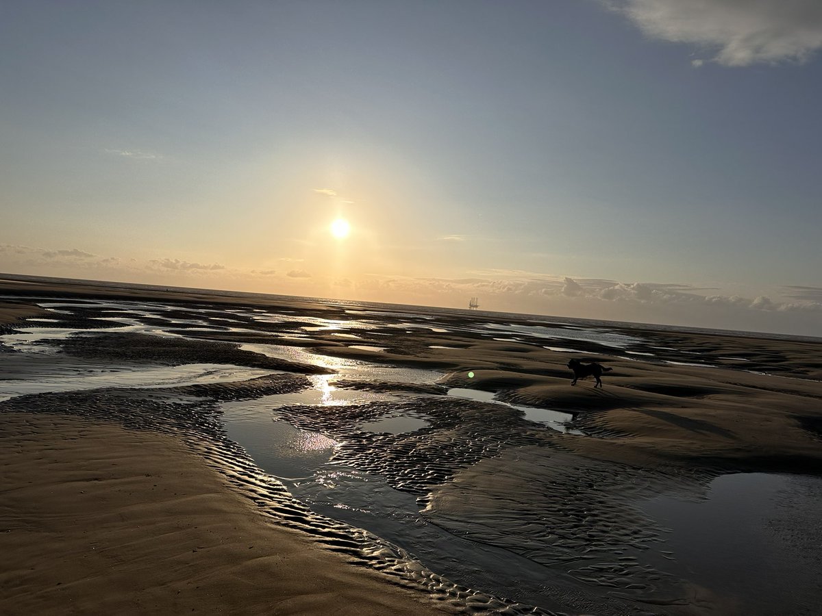 LucyBray9's tweet photo. 62 #NHS1000miles walked this week by the 🌊 
Life seems to have got in the way of #ActiveChallenge posts this week 😳
Love the posts on a Sunday 🥰 https://t.co/y1Ie0N6elv