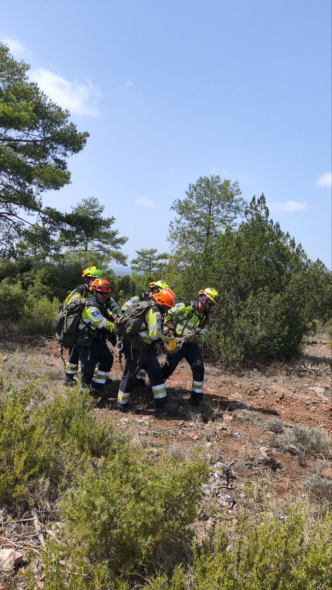 Plan_INFOCAM's tweet photo. En emergencias pueden ocurrir diversos sucesos y el entrenamiento es clave para estar preparado ante estas situaciones, especialmente en #IIFF

📸Ejercicio de línea de defensa de #BBFF de #INFOCAM de @gobjccm y práctica de evacuación de persona herida por unidades de #Cuenca https://t.co/NIcfCJPAja