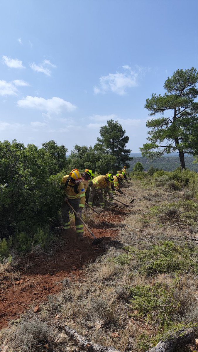 Plan_INFOCAM's tweet photo. En emergencias pueden ocurrir diversos sucesos y el entrenamiento es clave para estar preparado ante estas situaciones, especialmente en #IIFF

📸Ejercicio de línea de defensa de #BBFF de #INFOCAM de @gobjccm y práctica de evacuación de persona herida por unidades de #Cuenca https://t.co/NIcfCJPAja