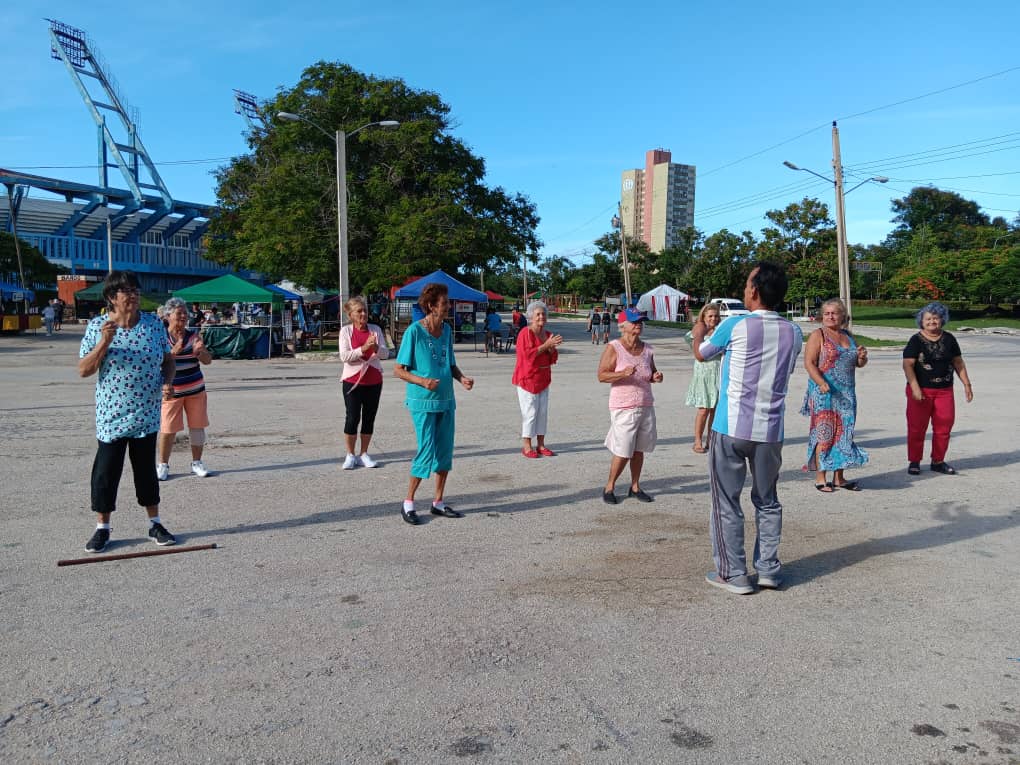 milaidis711112's tweet photo. #ModoVerano. INDER y Educación, con Actividades Actividades recreativas y deportivas, en las noches Holguineras, para el disfrute de nuestros niños y jóvenes #HolguinSi #ModoVictoria #DGEMHolguin #Cubamined #EducaciónHolguin https://t.co/jM7nMhGaWp