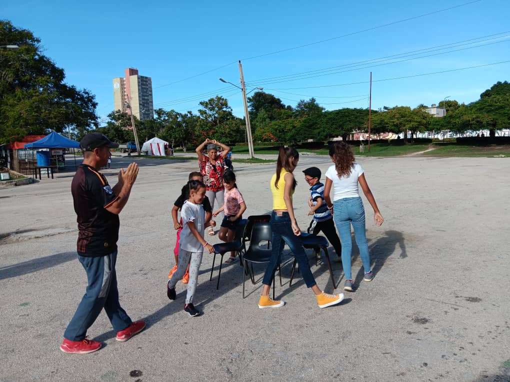 milaidis711112's tweet photo. #ModoVerano. INDER y Educación, con Actividades Actividades recreativas y deportivas, en las noches Holguineras, para el disfrute de nuestros niños y jóvenes #HolguinSi #ModoVictoria #DGEMHolguin #Cubamined #EducaciónHolguin https://t.co/jM7nMhGaWp