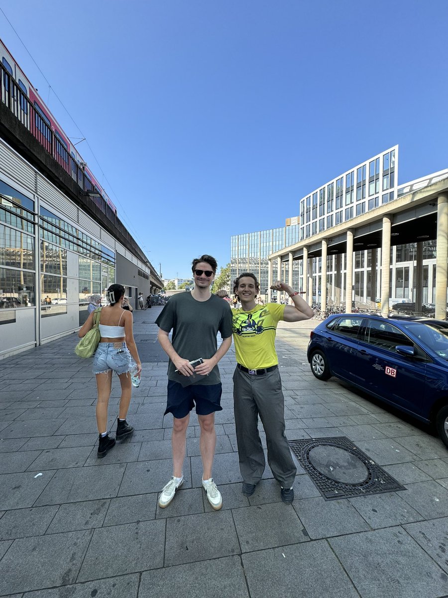 Romamss's tweet image. 2 Stunden vor Heimreise habe ich diesen charismatischen unfassbar gut aussehenden Herr Bergmann getroffen. Ich war leider zu COOKED von bootshaus &amp;amp; gamescom um ihm das persönlich zu sagen. 
Minecraft OG Legende, ein Vorbild &amp;amp; der beste taxi fahrer &amp;lt;3
danke für deine zeit!