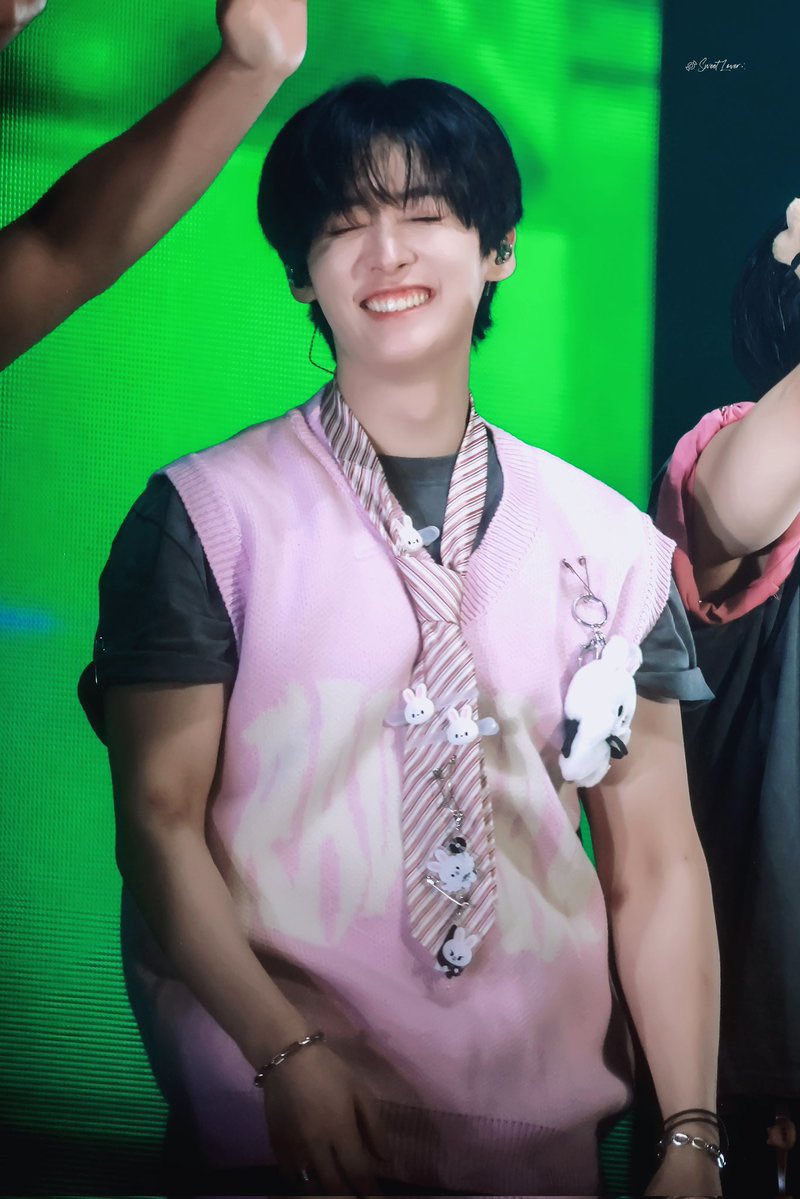 vikamins's tweet image. Он так ярко светится я люблю это😭