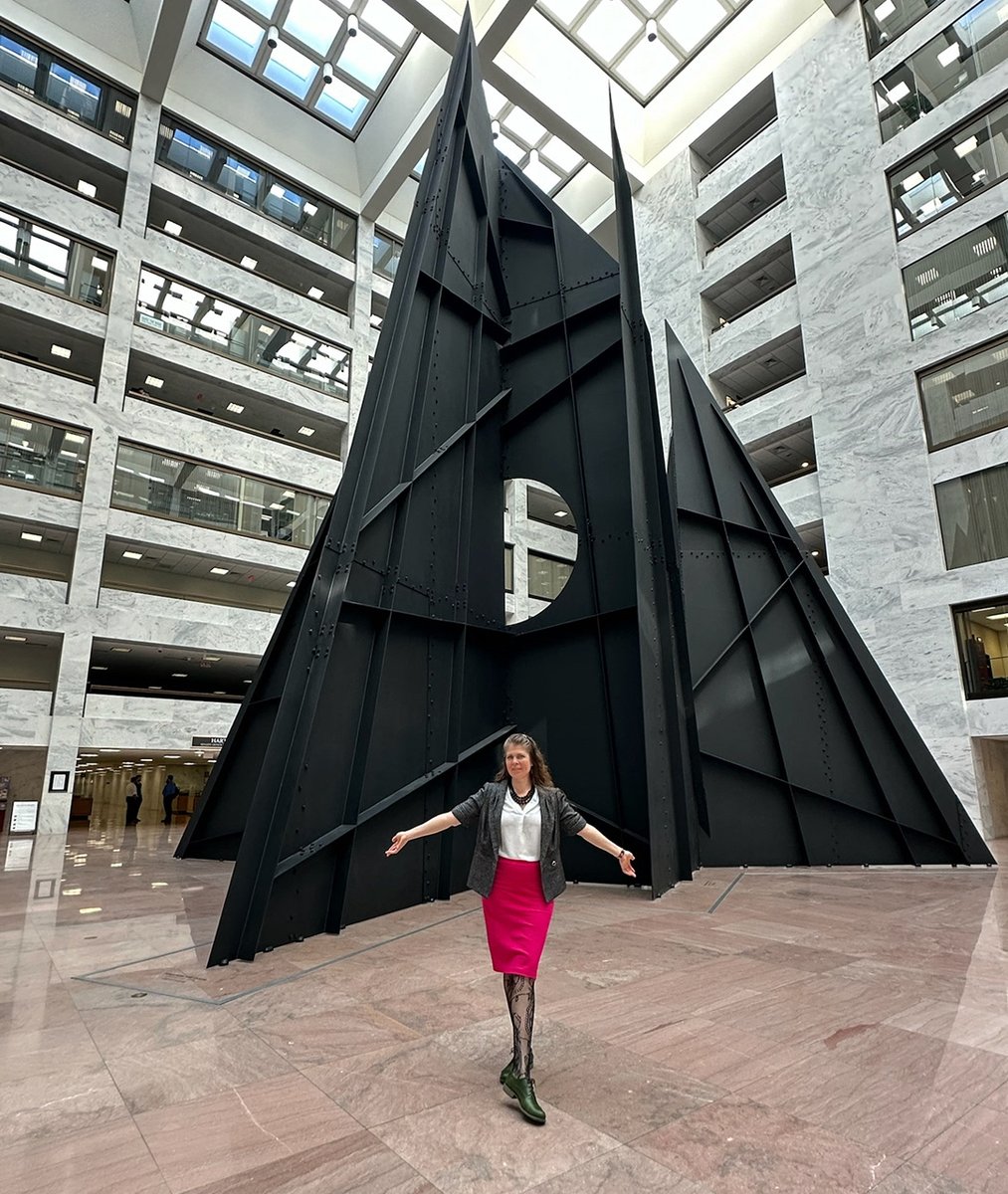 SmarterOlive's tweet image. Striking a pose with some serious structure—because sometimes, you’ve got to stand tall in the middle of it all! 💼 #ArchitecturalVibes #PowerPose
