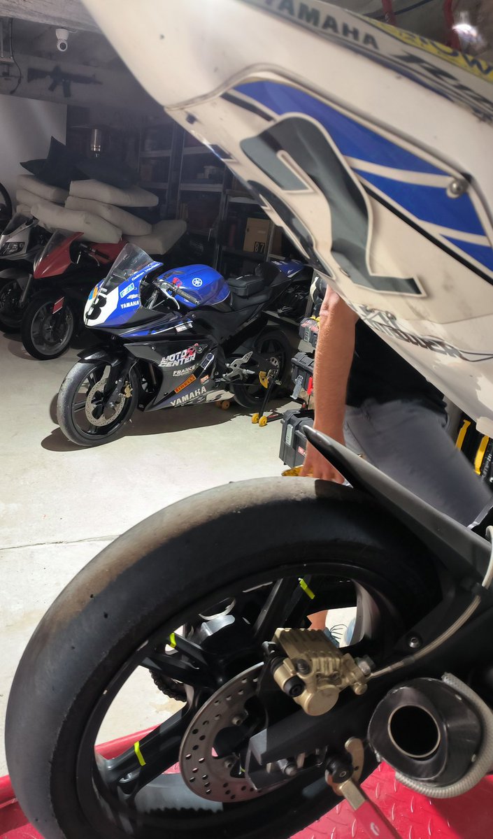 florent_fillon's tweet image. Les motos sont prêtes... 
Pour les bonhommes on verra bien demain en arrivant ! 😁
#Roulage
#LeMans 
@MotoetGPaddict et je vais gagner au moins 1/2 seconde avec le stickers de #Martin75 😅