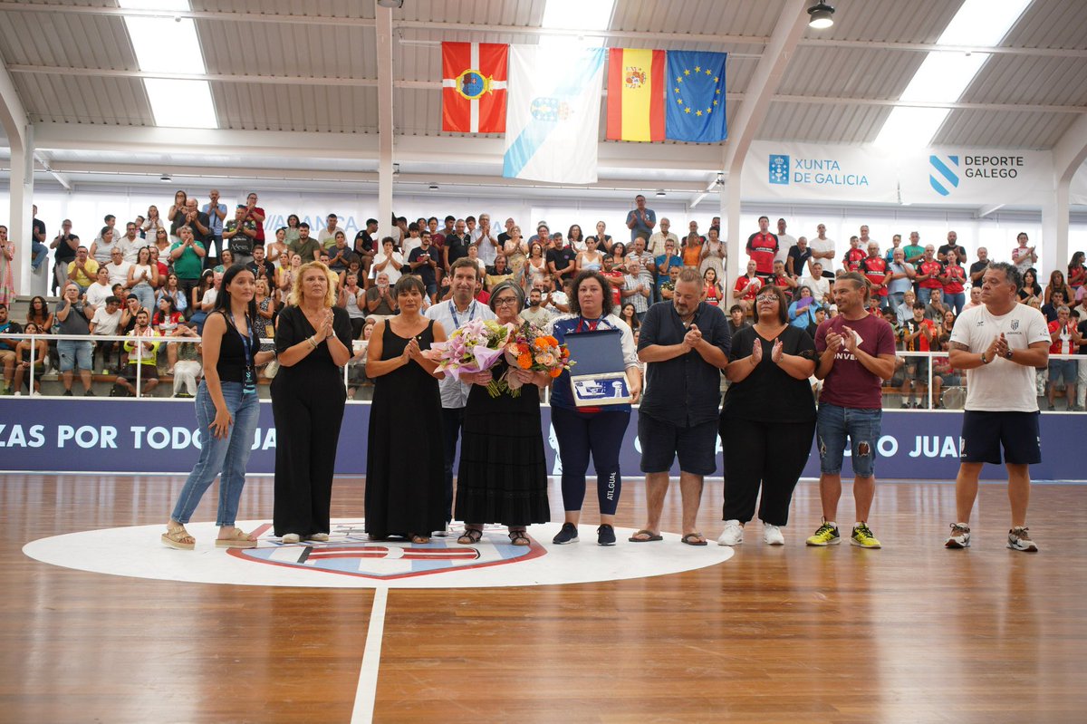 Antes do inicio da Supercopa Feminina a Federación Galega de Balonmán e o Mecalia Atlético Guardes, quixeron ter un detalle a título postumo coa familia de Juan Rodríguez, Presidente Honorífico do Club Atlético Guardés. Juan deixou u legado imborrable no club e no Balonmán