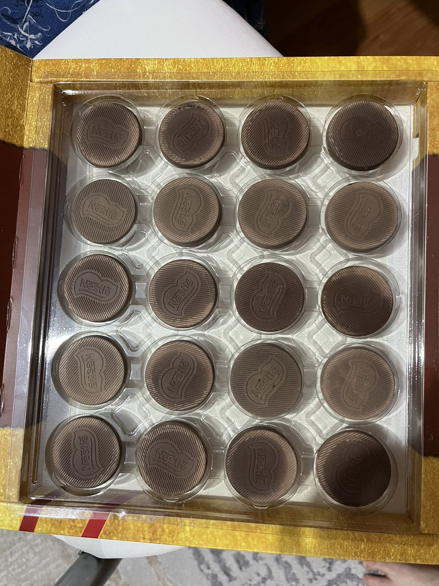 eda_goc's tweet photo. @nestlecikolata merhaba, arkadaşıma hediye olarak aldığım madlen çikolatanız ne yazik ki bozuk çıktı ve çok mahcup oldum. Son kullanma tarihi de geçmiş değil üstelik. Konu hakkında bilgi vermenizi rica ederim. https://t.co/pnp8yiJlN5