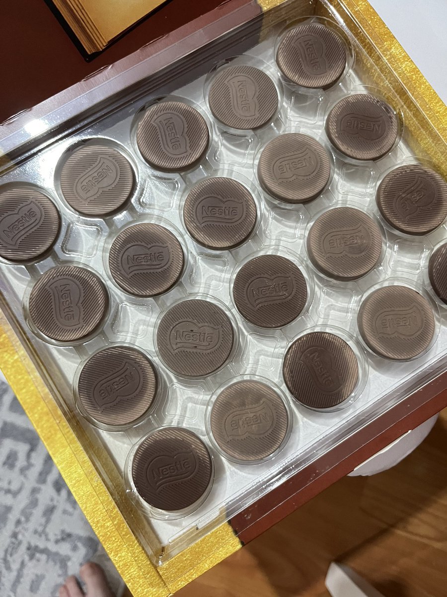 eda_goc's tweet photo. @nestlecikolata merhaba, arkadaşıma hediye olarak aldığım madlen çikolatanız ne yazik ki bozuk çıktı ve çok mahcup oldum. Son kullanma tarihi de geçmiş değil üstelik. Konu hakkında bilgi vermenizi rica ederim. https://t.co/pnp8yiJlN5