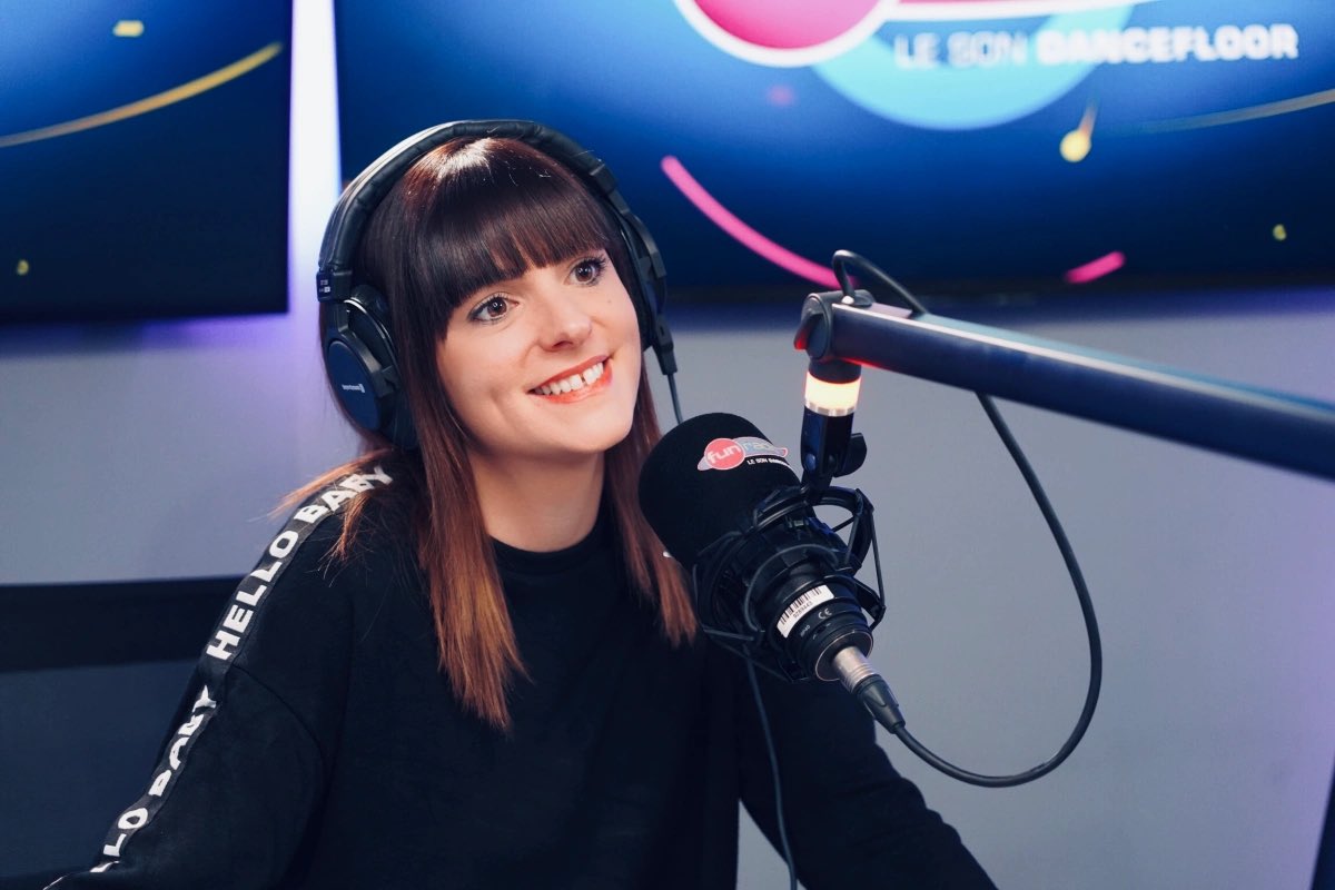 🔘 𝐄𝐱𝐜𝐥𝐮 : 𝐄𝐮𝐫𝐨𝐩𝐞 𝟏 𝐫𝐞𝐜𝐫𝐮𝐭𝐞 𝐌𝐚𝐫𝐢𝐨𝐧 𝐆𝐚𝐠𝐧𝐨𝐭 !

L’animatrice, débarquée de Fun il y a quelques semaines, 𝐯𝐚 𝐜𝐨-𝐚𝐧𝐢𝐦𝐞𝐫 𝐥𝐞 𝟓-𝟕   de la station bleue aux côtés d’Alexandre Le Mer. 

Elle remplacera à ce poste 𝐎𝐦𝐛𝐥𝐢𝐧𝐞 𝐑𝐨𝐜𝐡𝐞, qui