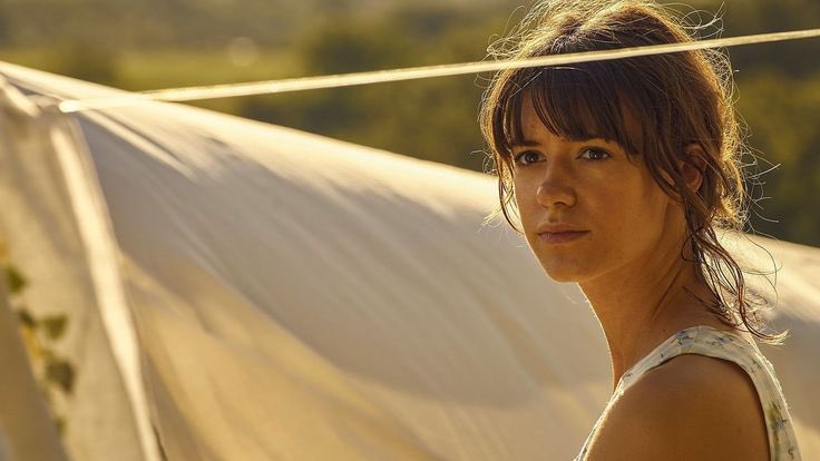 la luz a través de la ropa tendida en las obras de jeffrey t larson y en normal people