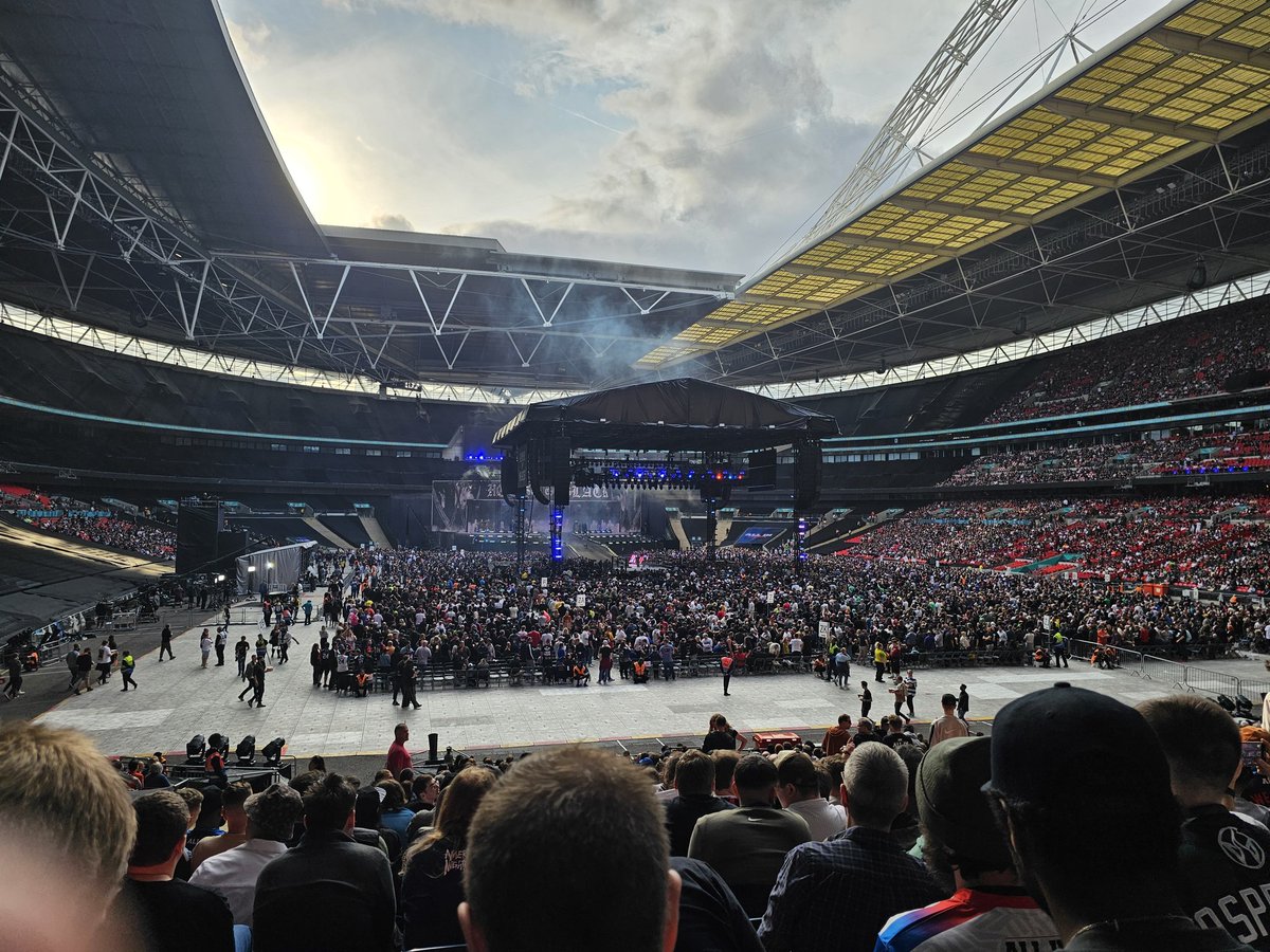 RingpostFigure4's tweet photo. £85 for tickets and can't see anything as there's no screens. Literally have to turn away from the ring to watch a screen. Well done #AEW. https://t.co/IxxfQaQzfz
