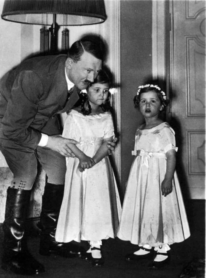 elprofesergio's tweet photo. Os aviso 🔔 que os traigo una historia dura…. Y es que Hitler era una persona obsesiva pero había gente de su entorno obsesionada con él y un ejemplo es su poderoso ministro de Propaganda Goebbels, con una obsesión casi enfermiza pues tuvo 6 hijos, cinco niñas y un varón y todos sus nombres empezaban por H en honor a Hitler. Helga, Hildegard, Helmut, Hedwig, Holdine y Heidrun se llamaban y para más muestra de fanatismo, cuando el régimen NAZI se descomponía, ejecutaron a los 6 con cianuro antes de suicidarse ellos. Brutal y descabellado. En la primer foto se ve a Hitler con dos de las niñas antes de morir