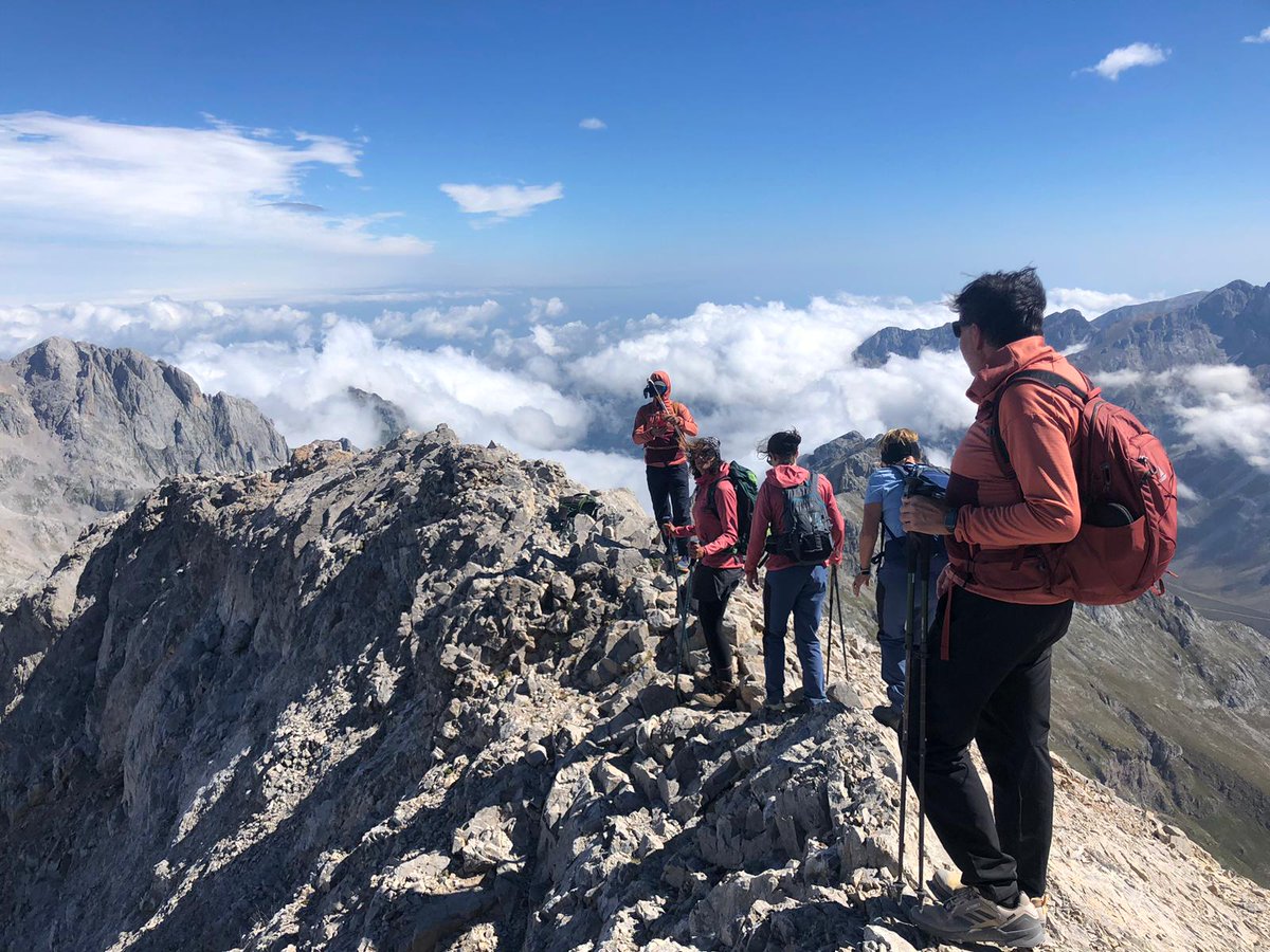 AEACaP's tweet photo. 🔵🗻 El @ProyectoAPulmon ha coronado este fin de semana la Peña Vieja (2.627 metros), un pico calcáreo enclavado en el Macizo de los Urrieles en #Cantabria, para:

🔹visibilizar el #cáncerdepulmón
🔹fomentar el deporte de montaña entre pacientes oncológicos

#pacientes #salud https://t.co/IttcFq521i