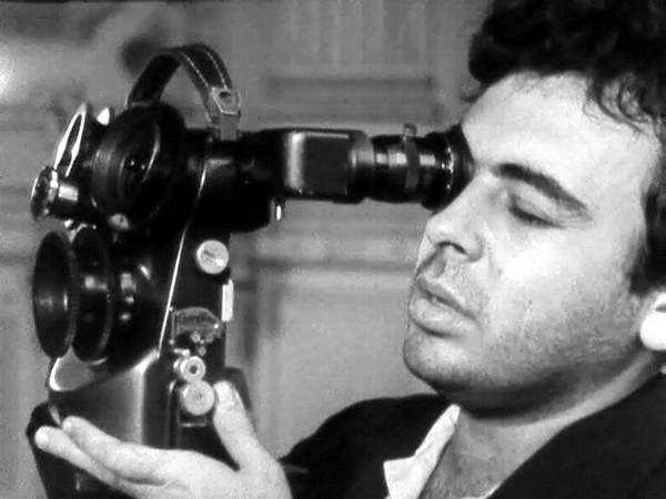 📸 Glauber Rocha fue una figura clave en la fotografía del Cinema Novo 🇧🇷 no porque fuera un director de fotografía en sí, sino porque su visión y su control sobre el estilo visual de sus películas definieron gran parte de la estética del movimiento.

#ElCineQueProvoca