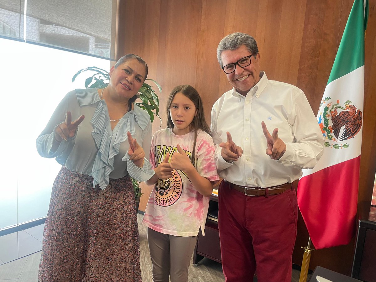 RicardoMonrealA's tweet photo. Revisando la agenda legislativa, me sorprendió gratamente la visita de mi nieta Eva y de mi esposa, María de Jesús.
Deseo que todas y todos disfruten en familia de este domingo. https://t.co/zbkDW8LitX