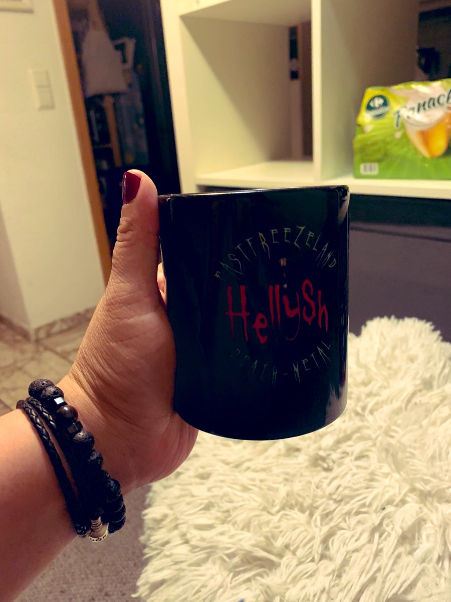 Mamagefluester's tweet photo. Ich trink jetzt, wie so ein knallhartes Mädchen ne warme Milch mit Honig aus meiner neuen Tasse.

Danke @niveaucreme, sieht sehr schick aus!

#fangirl #metalhead #hellysh #milchmithonig https://t.co/O2ZD00D3zJ