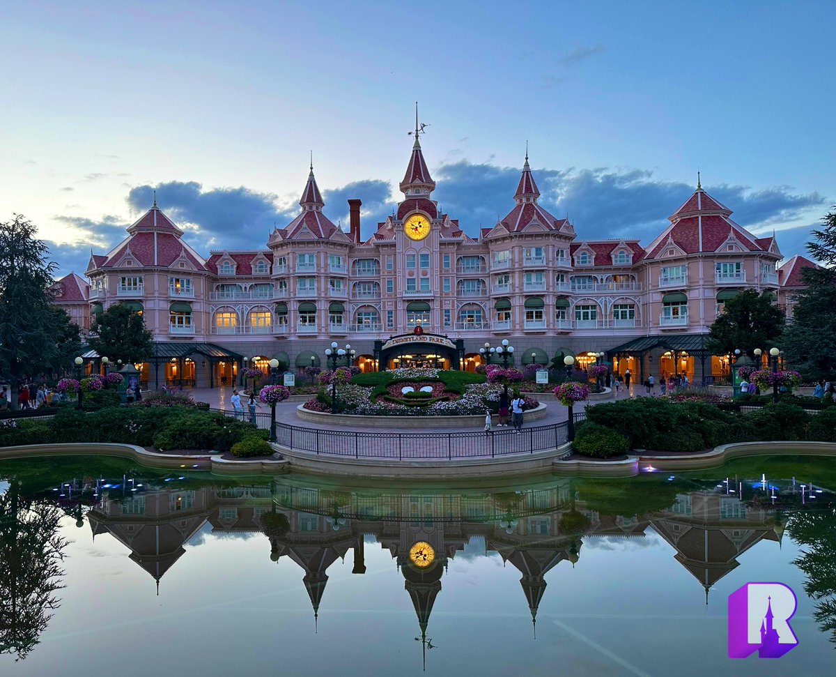 DLPReport's tweet photo. ✨ A lovely Disneyland Hotel reflection in Fantasia Gardens tonight with the fountains off https://t.co/TfjMY1Yz2v