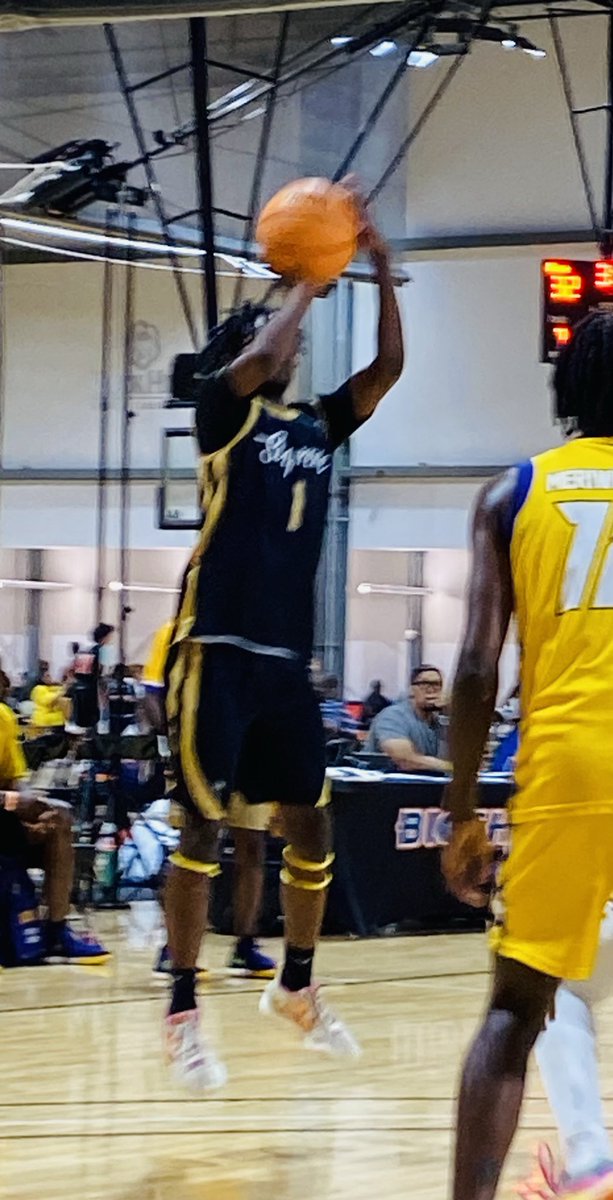 434Supreme point guard and #BigShotsAllStar Ziyad Holt hits the dribble pullup. Using his tight, quick handle and shifty moves off the dribble he’s been getting paint touches to score and create for others.  #BigShots #RockHillFinale ⁦<a href="/BigShotsToday/">Hit The BIG SH🏀TS</a>⁩ ⁦<a href="/BigShotsGlobal/">BIG SH🏀TS</a>⁩