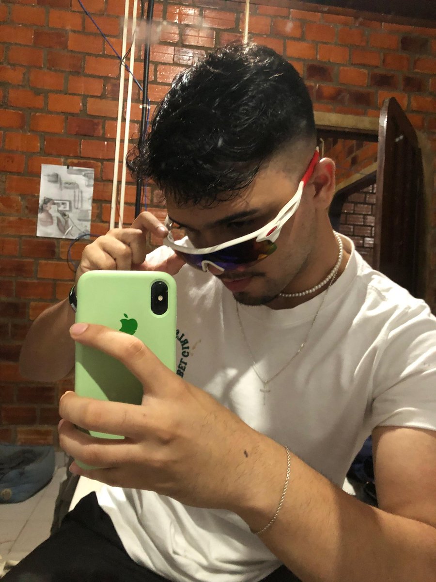 peraltafel's tweet photo. Fiquei facinho ontem e ninguém ficou comigo!!!!!!! Sou feia????? https://t.co/9NyQcQZTVS