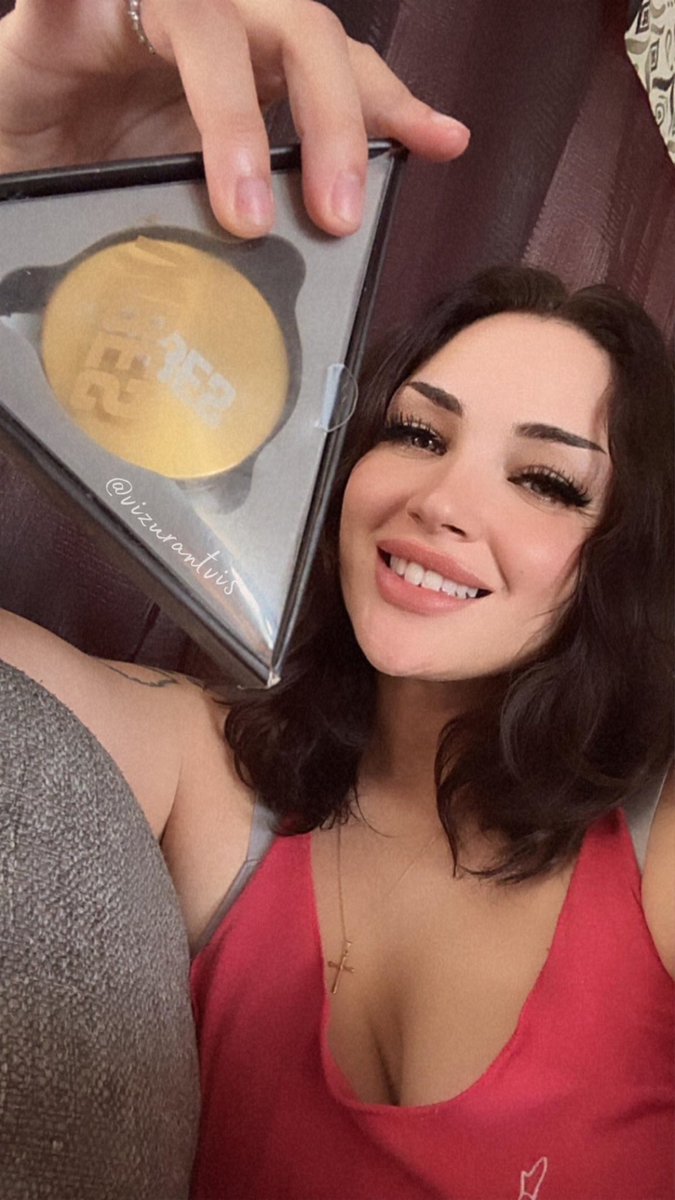 vizurantvis's tweet photo. ✨💯💨🎉 𝑮𝑰𝑽𝑬𝑨𝑾𝑨𝒀 𝑻𝑰𝑴𝑬🍃💨💯🎉
••••••••••••••••••••••••••••••••••••••••••
This week I’m building a stoner gift box with this golden ✨VIBES✨grinder~
Come through #BRETTGOLD fam🏆💯✨
Winner will be chosen at random this Friday, August 30th🎉💯✨
•••••••••••••••••••••••••••••••••••••••••••
✨Follow me @vizurantvis to enter✅ and share this with a stoner~✨
•••••••••••••••••••••••••••••••••••••••••••
✨💯🎉💯𝑮𝑶𝑶𝑫 𝑳𝑼𝑪𝑲💯🎉💯🎉✨