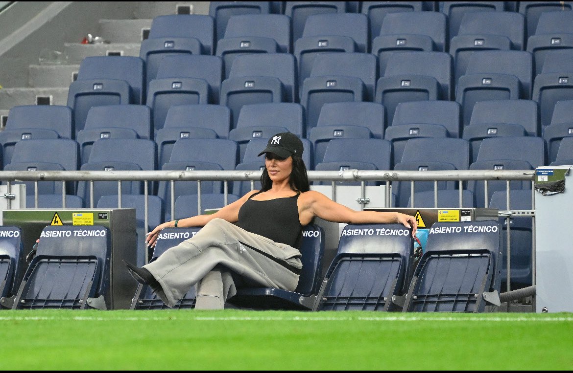 laahlaah2023's tweet photo. Kim Kardashian sitting in the Santiago Bernabeu stadium and thinking…

“I should buy one of these for my son” 😂😂 #BossLady https://t.co/9DXmbKrC0s