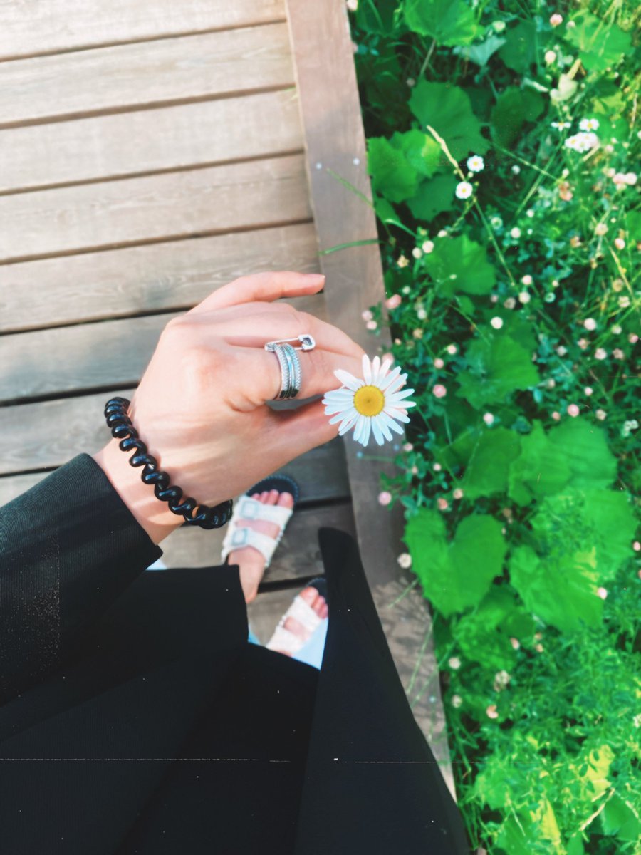 you never walk alone 🩷🌼 #flowersforyoongi