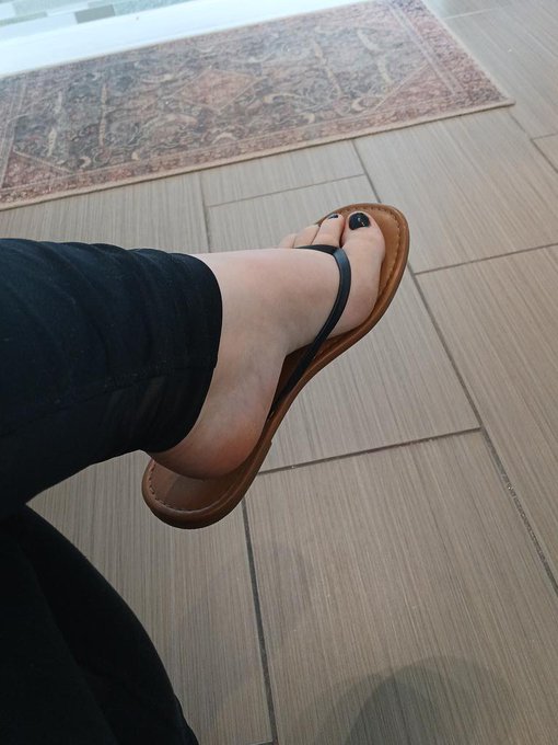 Be a good boy and sit at my feet while I get my manicure. https://t.co/Jj4LqcDjIf