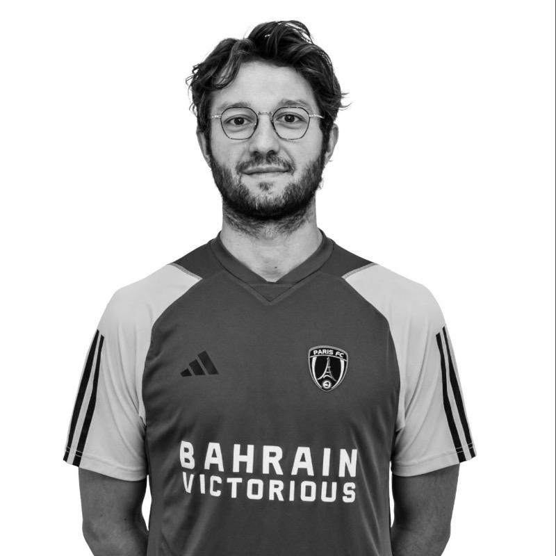 PFC_feminines's tweet photo. 𝐂𝐨𝐦𝐦𝐮𝐧𝐢𝐪𝐮𝐞́ 𝐨𝐟𝐟𝐢𝐜𝐢𝐞𝐥 : Le Paris FC est profondément attristé par le décès accidentel du Dr Étienne James Belin, médecin de l’équipe féminine. Nos sincères condoléances à son épouse Calypso, son fils Siméon, sa famille, ses proches et tous les membres du club.