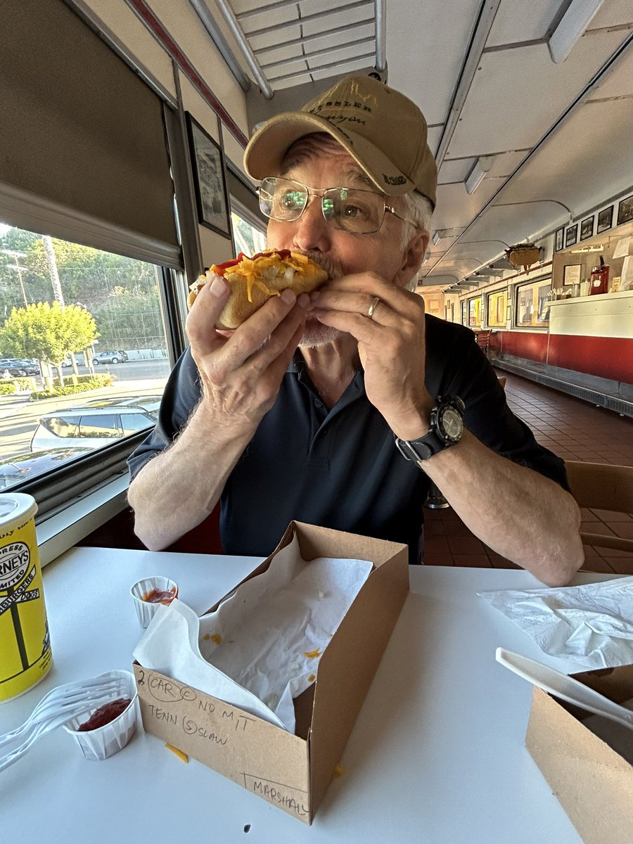 MarshallRTeague's tweet photo. Can’t beat a #hotdog @carneytrain #ChiliCheese #Foodie #SUNdayFUNday #DoesABodyGOOD 😋 https://t.co/0EGiLZRN81