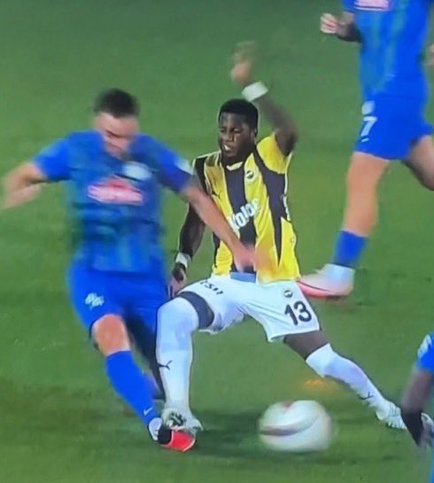 2 pozisyonda da kararı veren Turgut Doman'dı  

Faul yok                   /                Sarı kart