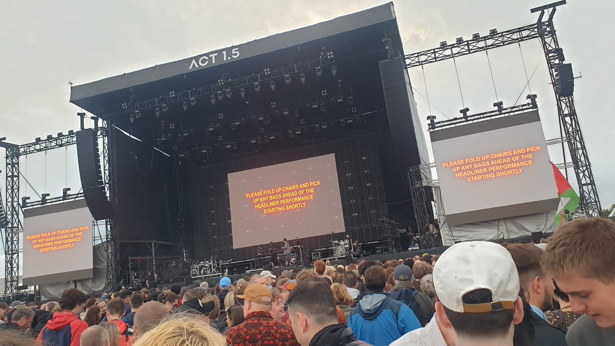 raisedbrow_1's tweet photo. Massive massive thank you to @MassiveAttackUK &amp; @BristolBpa for putting me and 50 other Palestine activists on their guest list🕊🇵🇸❤

What a day! 😍 https://t.co/64WxIuSXp7