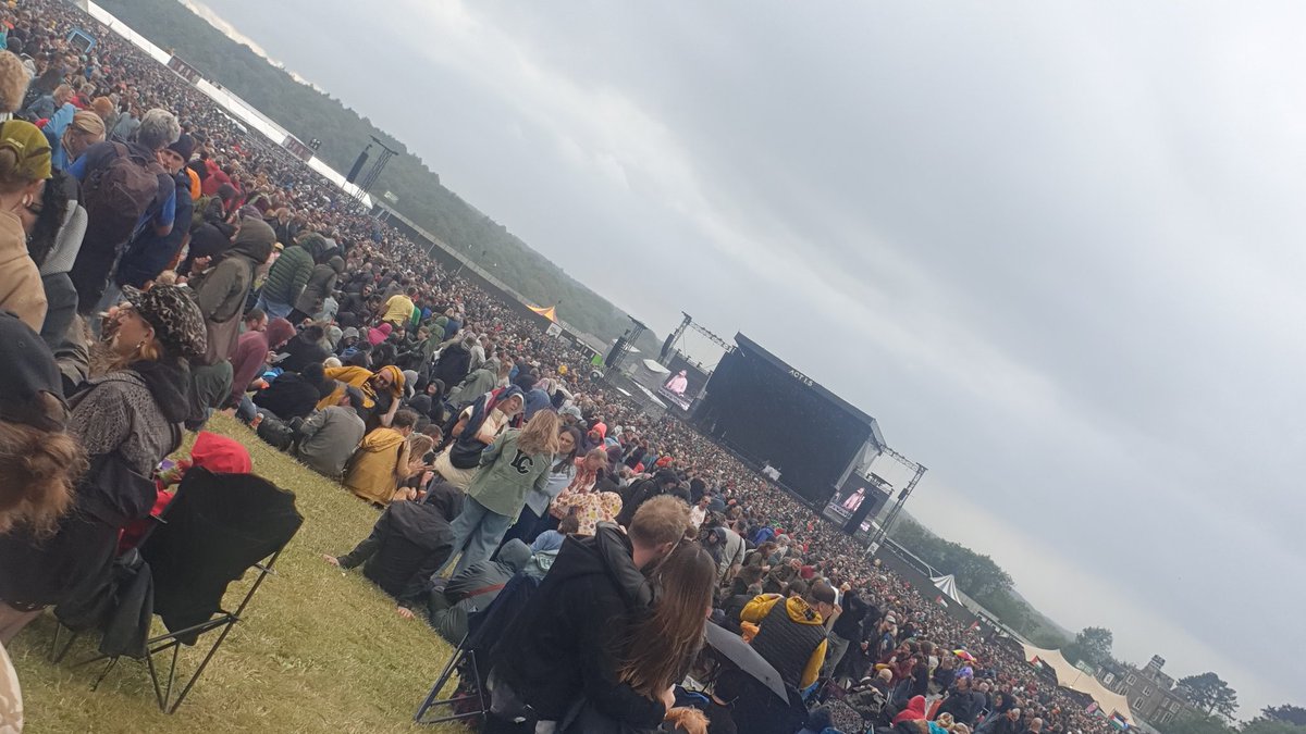 raisedbrow_1's tweet photo. Massive massive thank you to @MassiveAttackUK &amp; @BristolBpa for putting me and 50 other Palestine activists on their guest list🕊🇵🇸❤

What a day! 😍 https://t.co/64WxIuSXp7