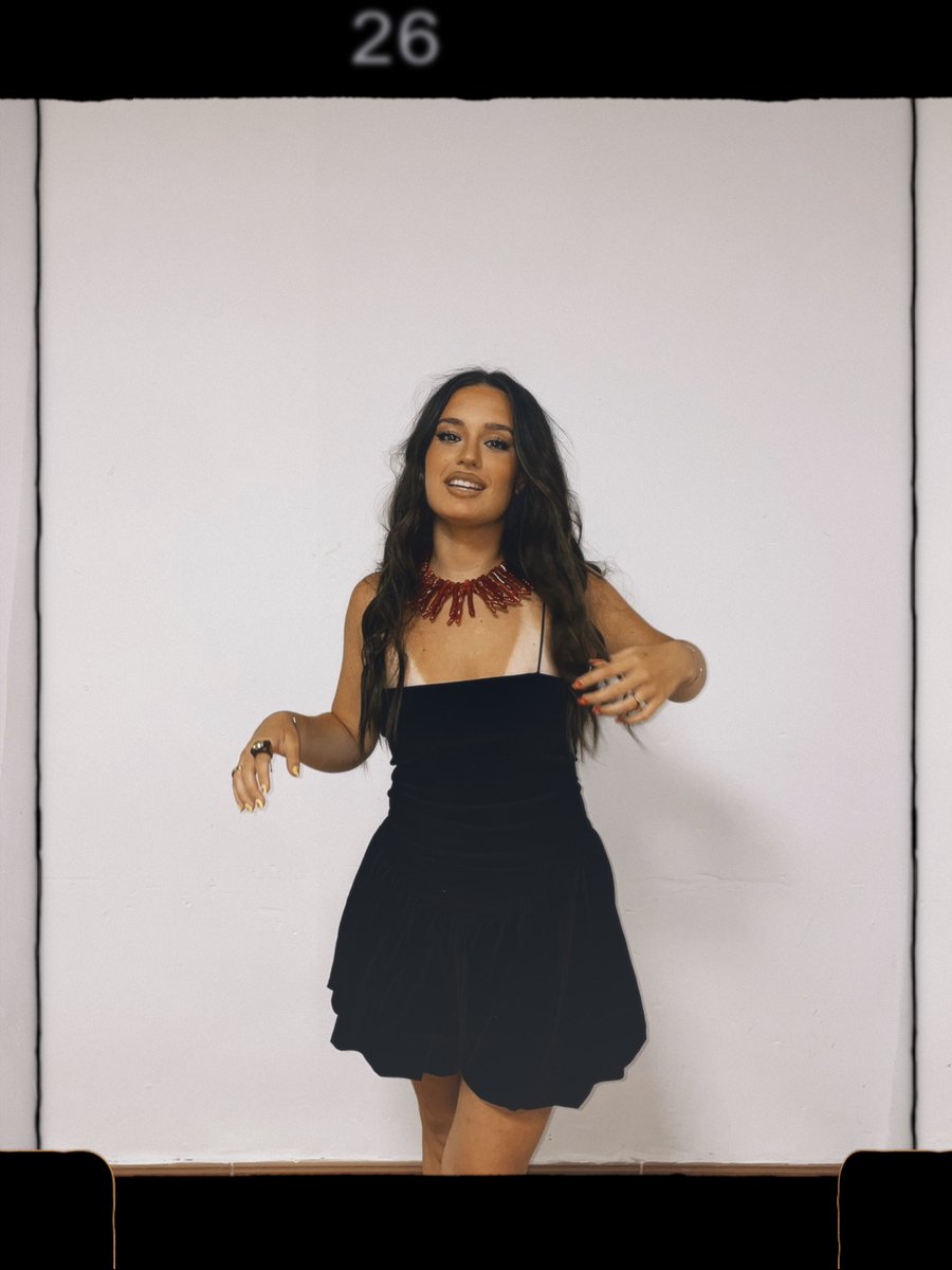 Foto postu después del concierto (con marca del sol incuida) 👀🌞🫰🏼

No sabéis lo feliz que soy cuando os conozco, cantáis las canciones conmigo y disfrutamos de la música juntos. 💞

Gracias por los momentos tan únicos que me regaláis. 💫