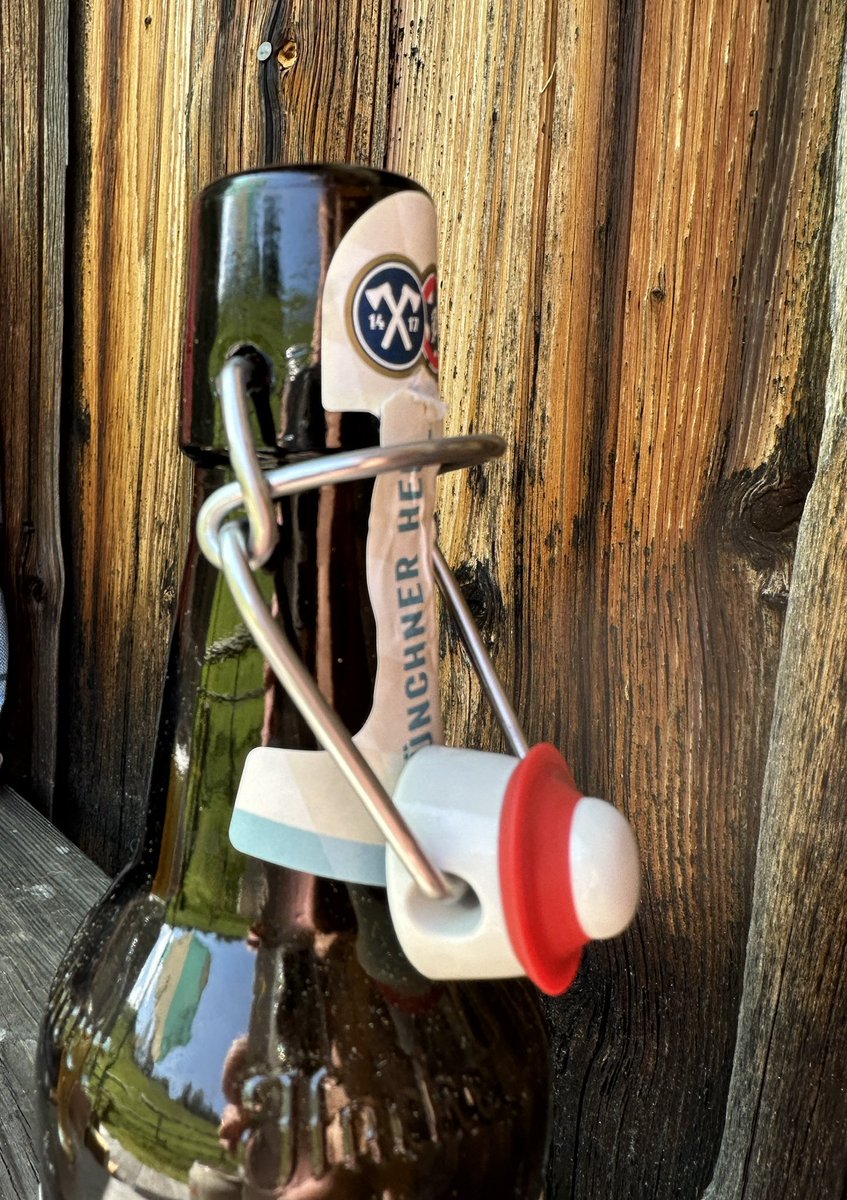 ChristophWerr's tweet photo. @faznet In Bayern hat das Tradition, das Trinken aus der Flasche mit dem „Kapperl“, muss man nur von der Jugend an üben, https://t.co/fLoSrwG7cL