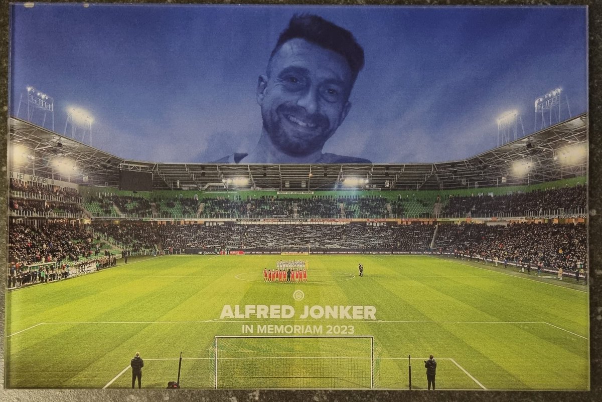 prin0929's tweet photo. @Bronkhorst24 Is dat vanuit de supportersvereniging? Zo mooi dat ze dat doen. Vorig jaar in augustus overleed heel plotseling mijn zwager. In januari doet men dan een In Memoriam voor alle overleden supporters van het voorgaande jaar. Mijn zus kreeg toen na afloop deze foto op plexiglas. https://t.co/UCXf9eoezi
