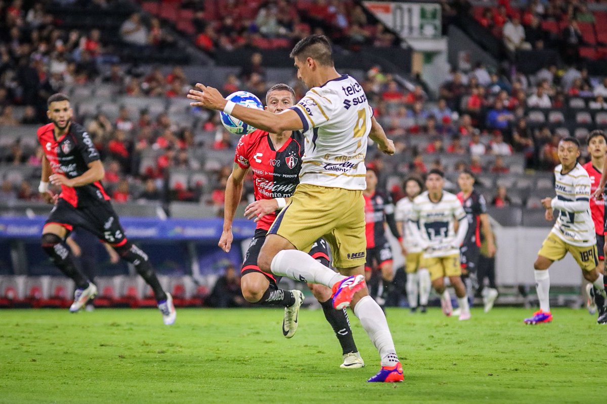 solbrillabonito's tweet photo. Guillermo Martínez de @PumasMX controlando y disparando, El Tincho Nervo no lo dejó pasar https://t.co/debx34xAd9