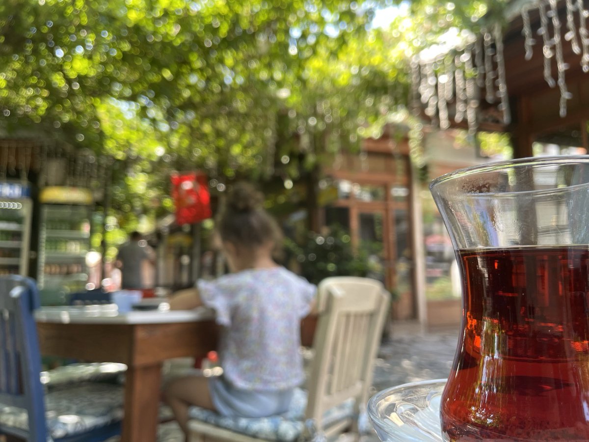 Çay ve bir kız çocuğunun oyun oynarken yaşadığı mutluluğu izlemek🌼