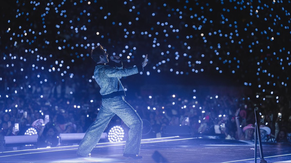 VonUckermannFC's tweet photo. 🔙 Há 1 ano acontecia o primeiro show da #SoyRebeldeTour! O reencontro do RBD teve seu início na cidade de El Paso, no Texas, posteriormente passando por mais cidades nos EUA e pelos países Colômbia, Brasil e México.

📸 @RBDFotosHQ https://t.co/WDQ4PJT5iG