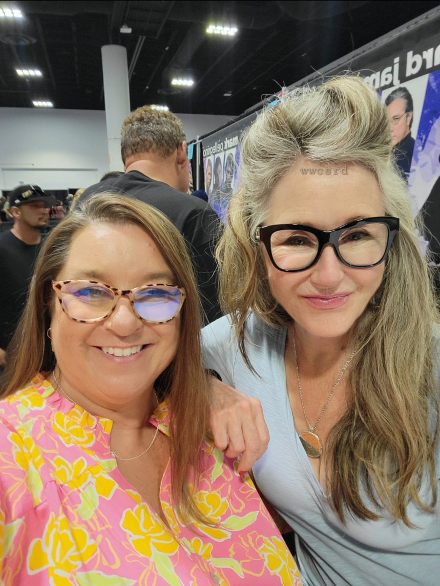 WWCSRD's tweet image. Had the most amazing time this weekend with the #Spaceparents, my girls and meeting so many new people! These two will always have a special place in my heart. They are the warmest and kindest humans! And they are so much fun to chat with! #MaryMcDonnell #EdwardJamesOlmos