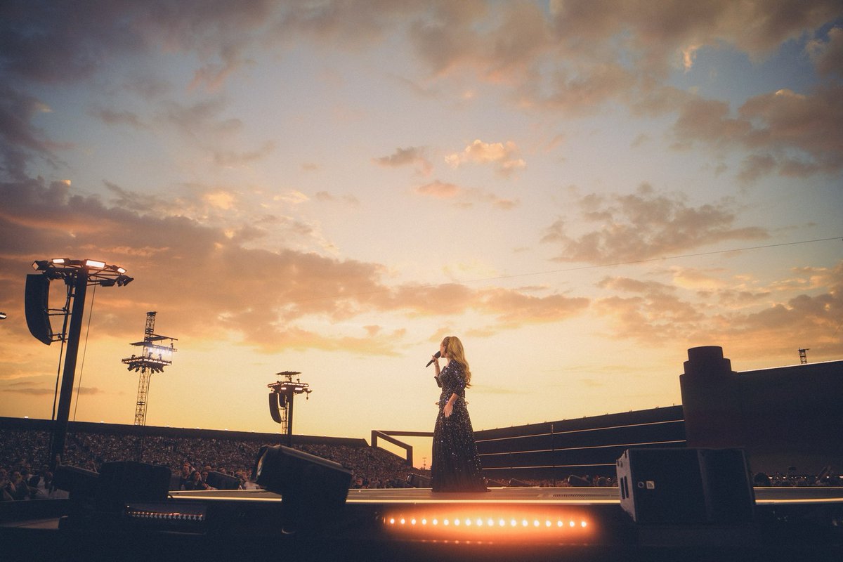 Adele's tweet image. Munich Night 8