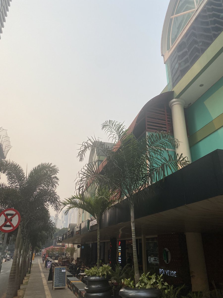 Goiânia amanhece encoberta por nuvem de fumaça.