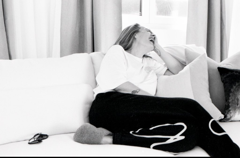 OMGGGG SHE LOOKS SO HAPPY🥹